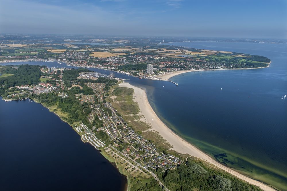 Lübeck von oben - Meeres-Küste der Nordsee und Verlauf der Trave in Travemünde im Bundesland Schleswig-Holstein