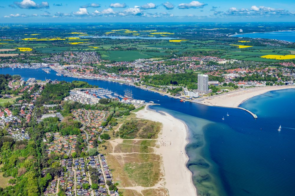 Lübeck aus der Vogelperspektive: Meeres-Küste der Nordsee und Verlauf der Trave in Travemünde im Bundesland Schleswig-Holstein