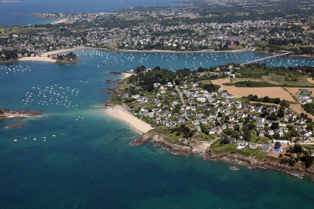Lancieux aus der Vogelperspektive: Meeres-Küste im Ortsteil L' Islet in Lancieux in Bretagne, Frankreich