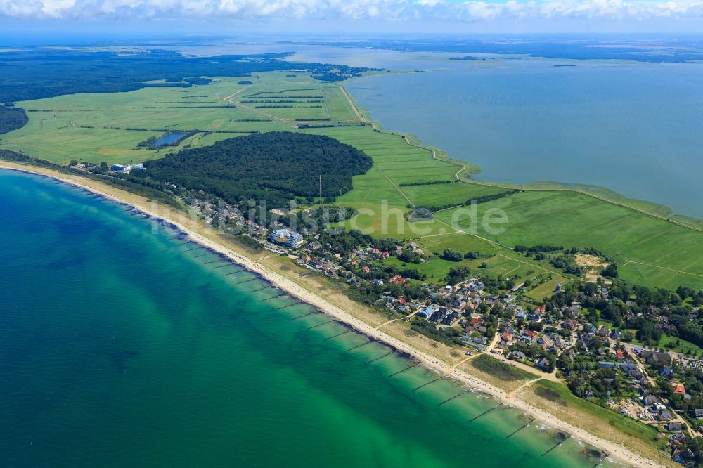 Luftaufnahme Ahrenshoop - Meeres-Küste der Ostsee in Ahrenshoop im Bundesland Mecklenburg-Vorpommern, Deutschland