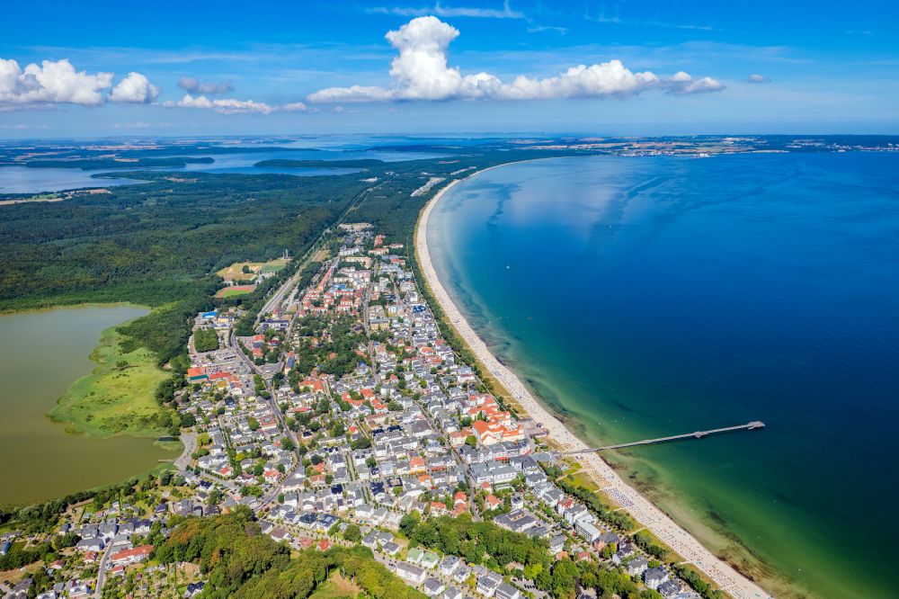 Luftaufnahme Binz - Meeres-Küste der Ostsee in Binz im Bundesland Mecklenburg-Vorpommern, Deutschland