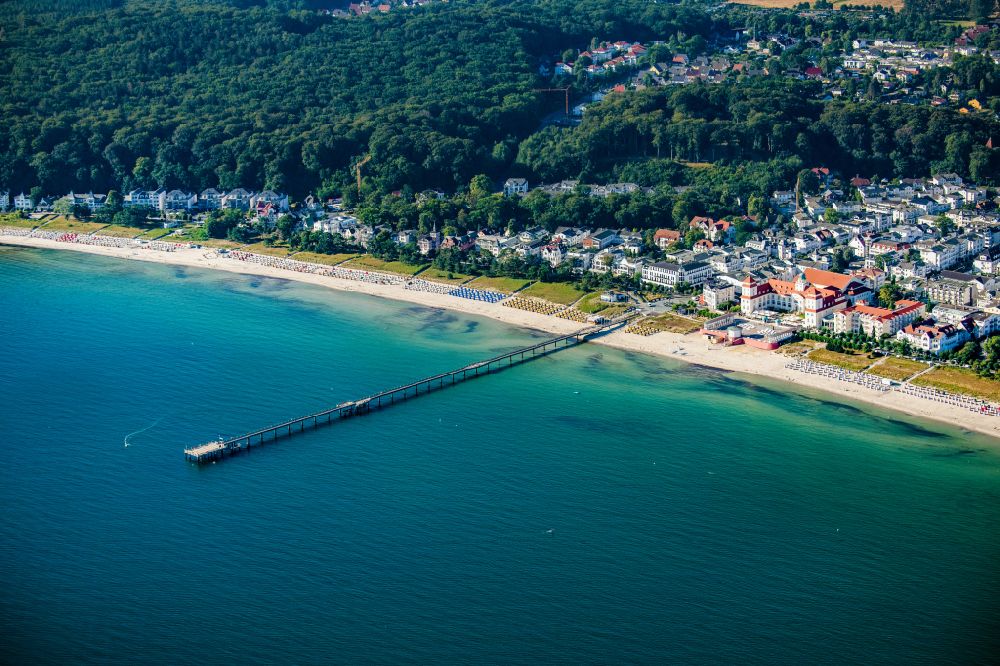Binz aus der Vogelperspektive: Meeres-Küste der Ostsee in Binz im Bundesland Mecklenburg-Vorpommern, Deutschland