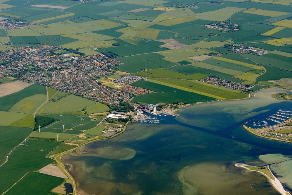 Burg auf Fehmarn aus der Vogelperspektive: Meeres-Küste der Ostsee in Burg auf Fehmarn im Bundesland Schleswig-Holstein