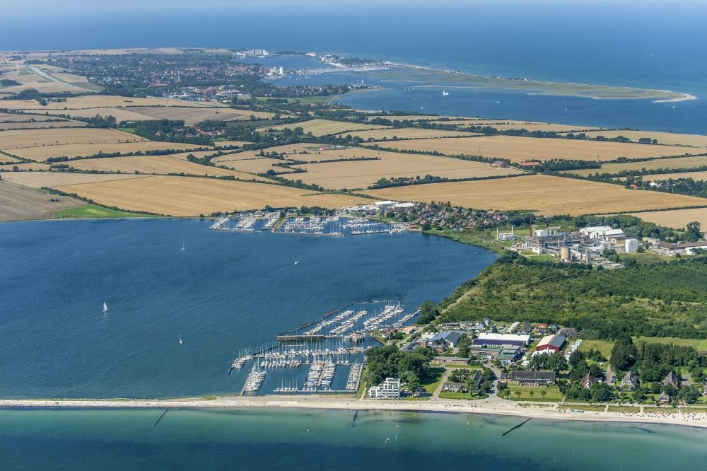 Luftaufnahme Großenbrode - Meeres-Küste der Ostsee in Großenbrode im Bundesland Schleswig-Holstein