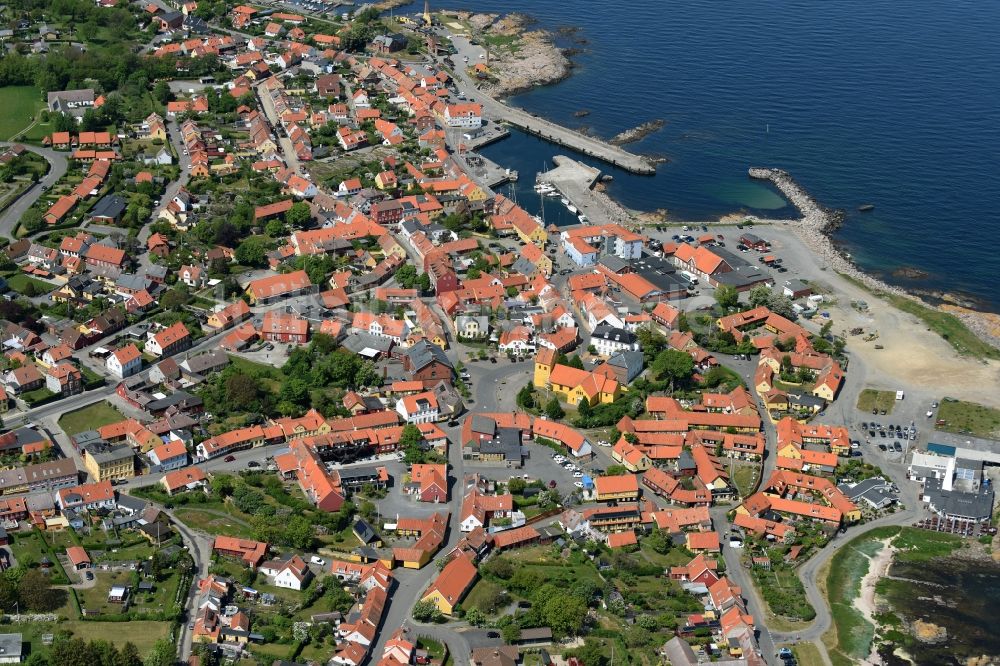 Allinge von oben - Meeres-Küste der Ostsee auf der Insel Bornholm in Allinge in Region Hovedstaden, Dänemark