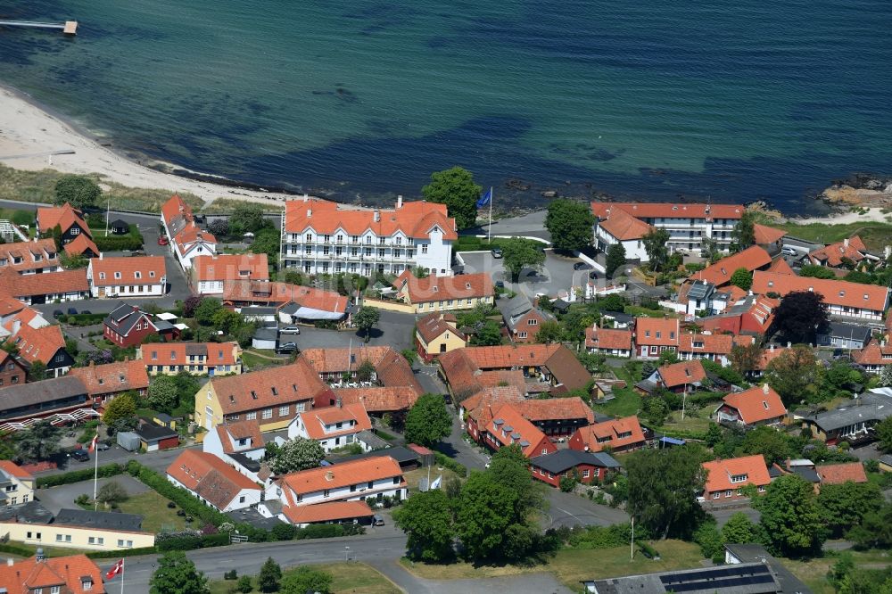 Allinge- Sandvig aus der Vogelperspektive: Meeres-Küste der Ostsee auf der Insel Bornholm in Allinge- Sandvig in Region Hovedstaden, Dänemark