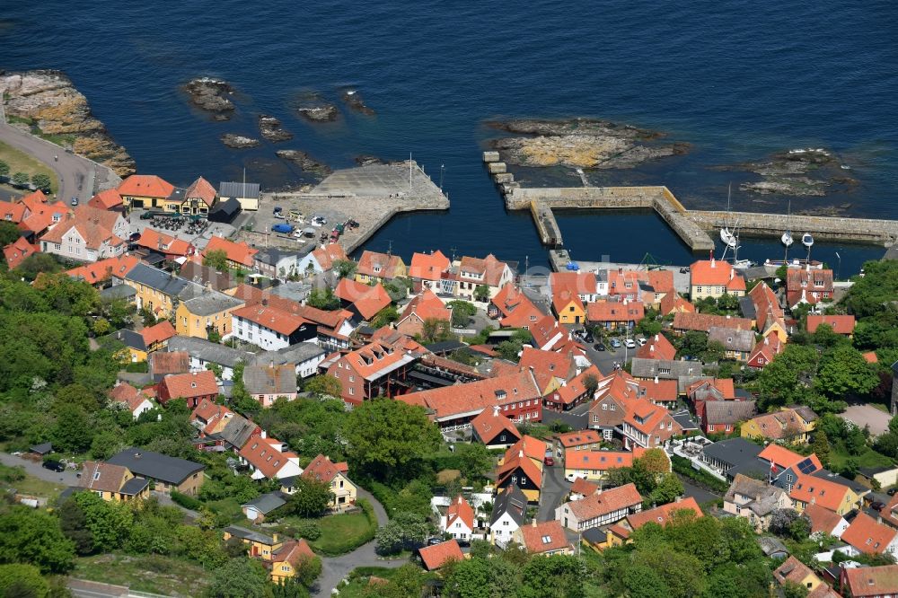 Gudhjem aus der Vogelperspektive: Meeres-Küste der Ostsee auf der Insel Bornholm in Gudhjem in Region Hovedstaden, Dänemark
