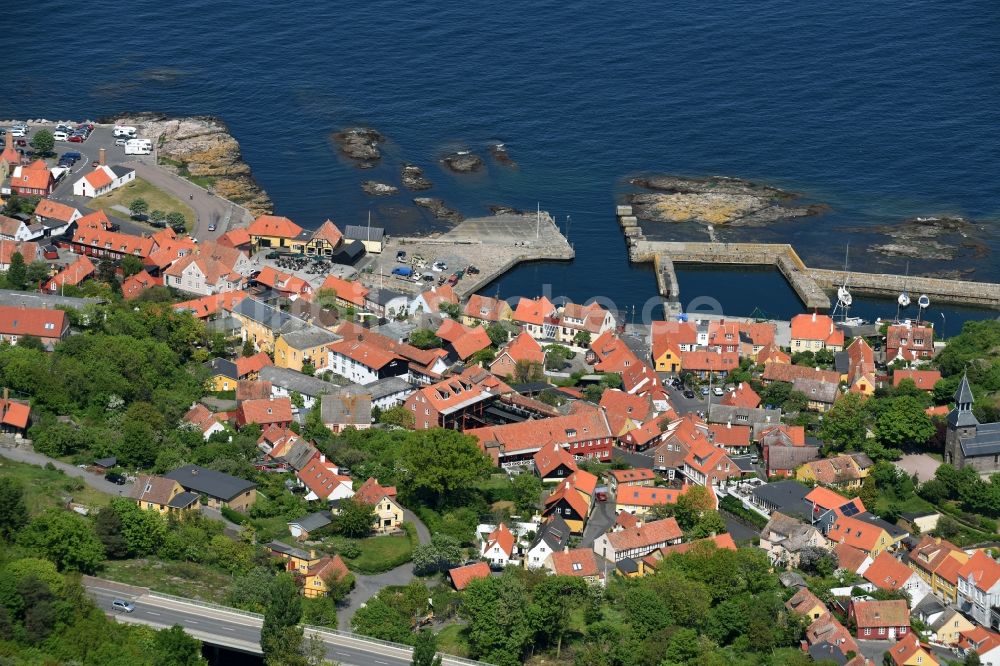 Luftbild Gudhjem - Meeres-Küste der Ostsee auf der Insel Bornholm in Gudhjem in Region Hovedstaden, Dänemark