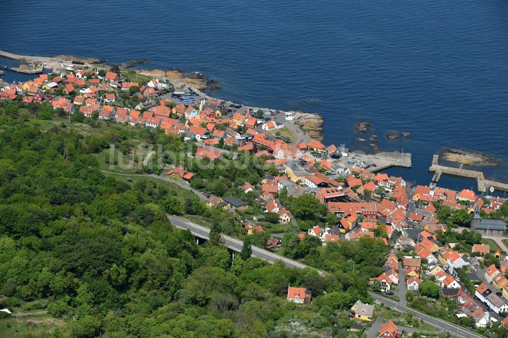 Luftbild Gudhjem - Meeres-Küste der Ostsee auf der Insel Bornholm in Gudhjem in Region Hovedstaden, Dänemark