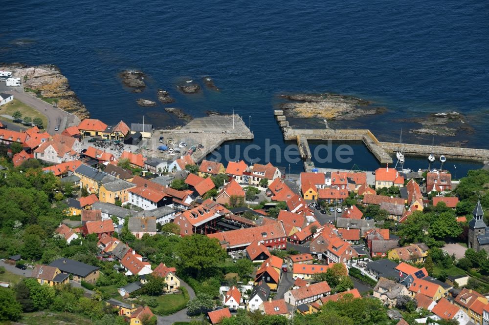Luftaufnahme Gudhjem - Meeres-Küste der Ostsee auf der Insel Bornholm in Gudhjem in Region Hovedstaden, Dänemark