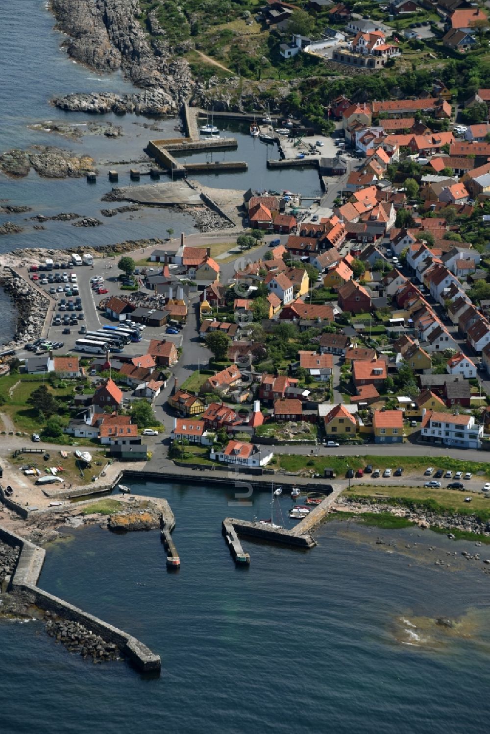 Gudhjem aus der Vogelperspektive: Meeres-Küste der Ostsee auf der Insel Bornholm in Gudhjem in Region Hovedstaden, Dänemark