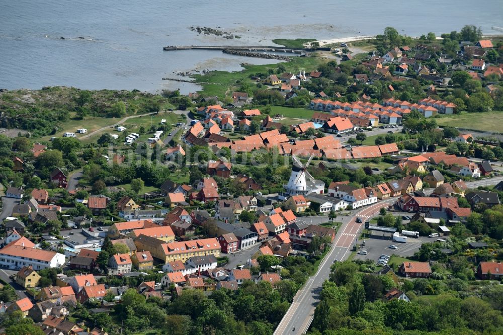 Gudhjem von oben - Meeres-Küste der Ostsee auf der Insel Bornholm in Gudhjem in Region Hovedstaden, Dänemark