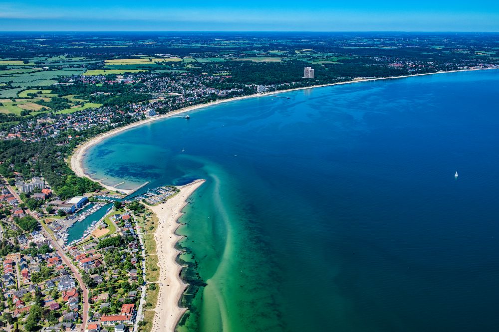 Niendorf aus der Vogelperspektive: Meeres-Küste der Ostsee in Niendorf/Ostsee im Bundesland Schleswig-Holstein, Deutschland