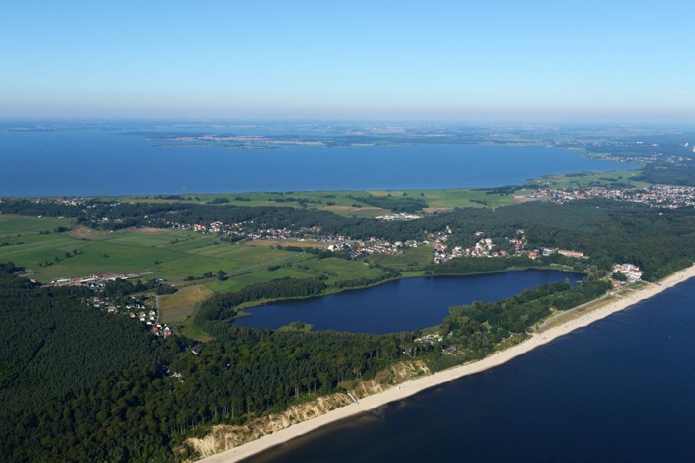 Loddin aus der Vogelperspektive: Meeres-Küste der Ostsee im Ortsteil Kölpinsee in Loddin im Bundesland Mecklenburg-Vorpommern