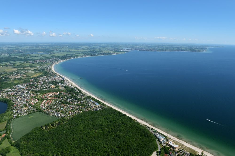 Luftaufnahme Scharbeutz - Meeres-Küste der Ostsee in Scharbeutz im Bundesland Schleswig-Holstein