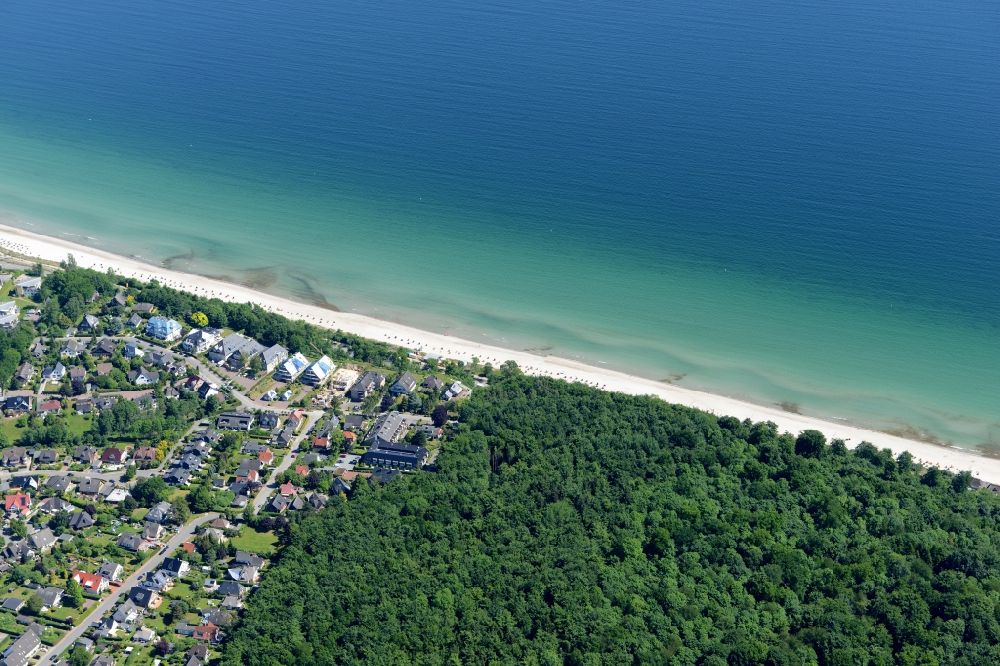 Scharbeutz aus der Vogelperspektive: Meeres-Küste der Ostsee in Scharbeutz im Bundesland Schleswig-Holstein