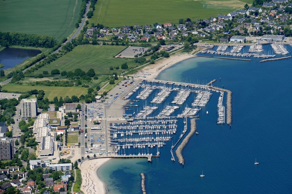 Luftaufnahme Strande - Meeres-Küste der Ostsee in Strande im Bundesland Schleswig-Holstein