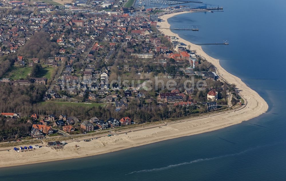 Wyk auf Föhr von oben - Meeres-Küste mit Sandstrand und Promenade in Wyk auf Föhr im Bundesland Schleswig-Holstein, Deutschland