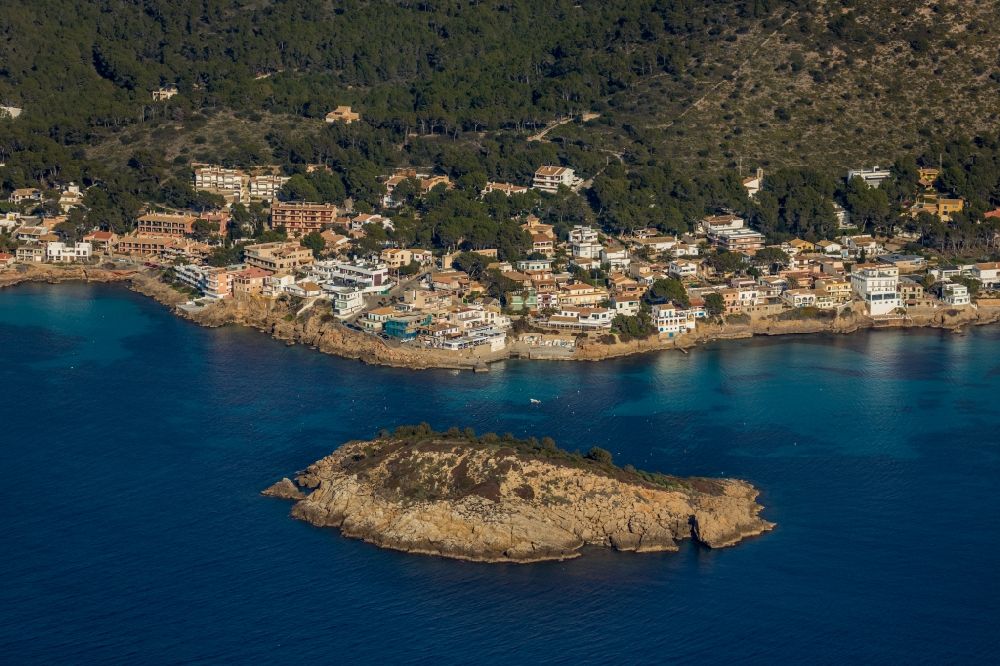 Sant Elm aus der Vogelperspektive: Meeres-Küste in Sant Elm in Balearische Insel Mallorca, Spanien