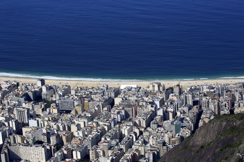 Rio de Janeiro aus der Vogelperspektive: Meeres-Küste Südatlantik in Rio de Janeiro in Brasilien