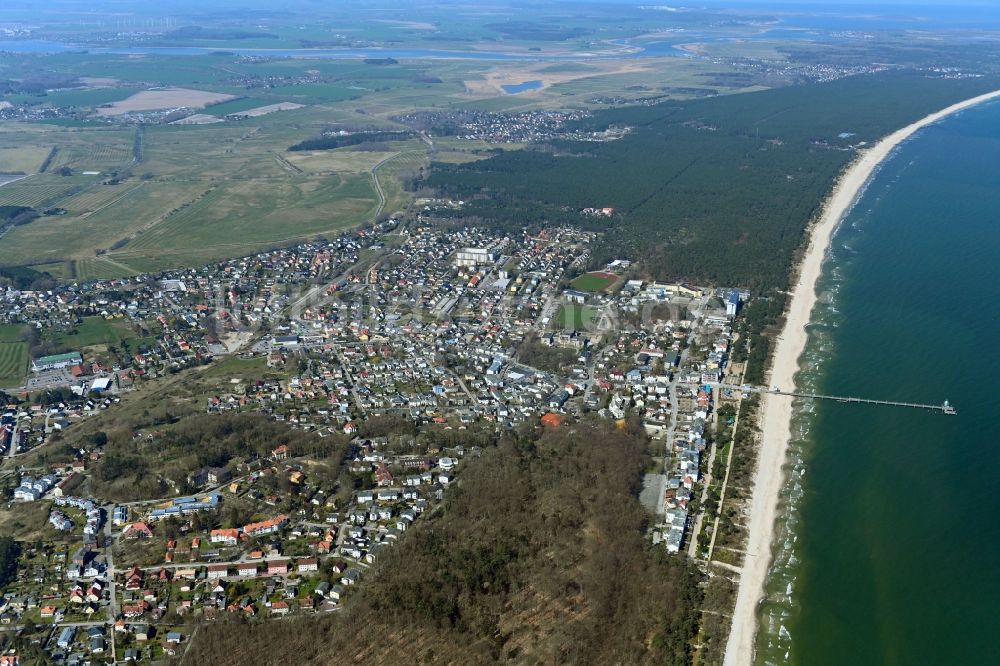 Luftbild Zinnowitz - Meeres-Küste mit Seebrücke in Zinnowitz im Bundesland Mecklenburg-Vorpommern, Deutschland