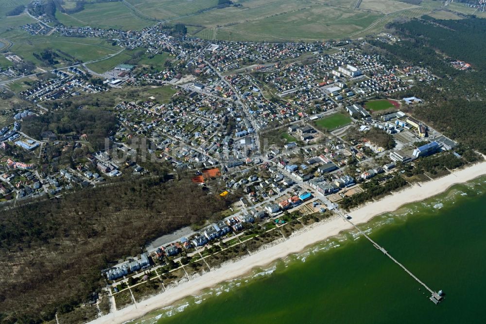Luftaufnahme Zinnowitz - Meeres-Küste mit Seebrücke in Zinnowitz im Bundesland Mecklenburg-Vorpommern, Deutschland