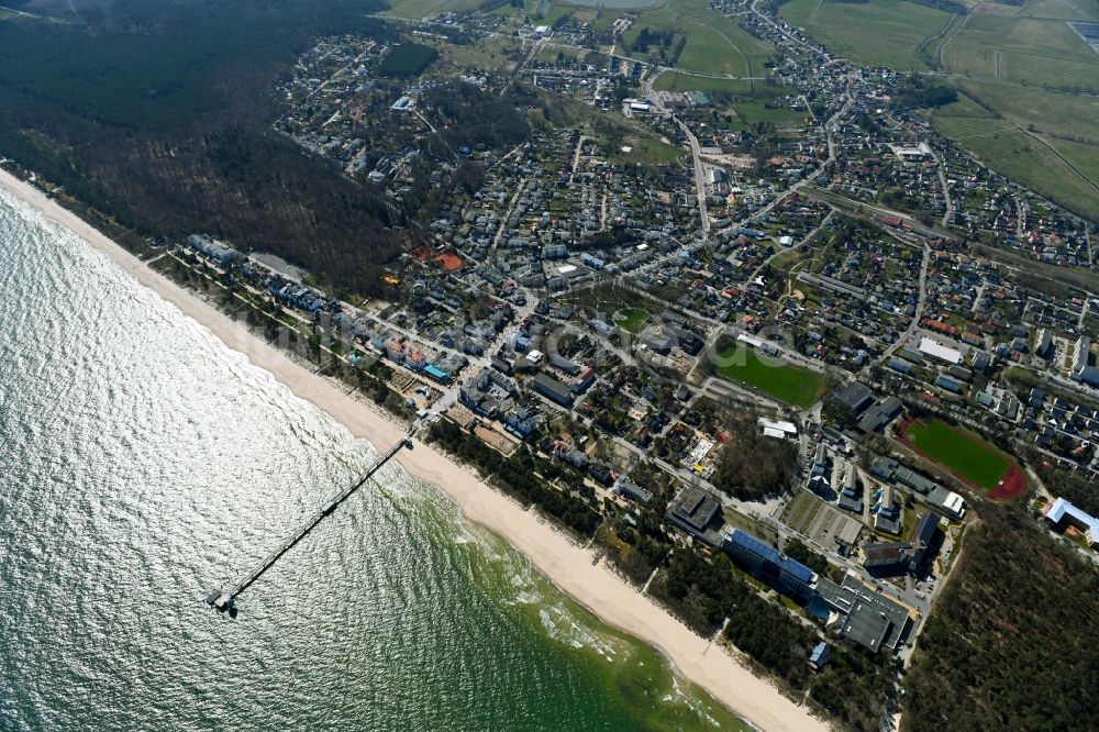 Zinnowitz aus der Vogelperspektive: Meeres-Küste mit Seebrücke in Zinnowitz im Bundesland Mecklenburg-Vorpommern, Deutschland