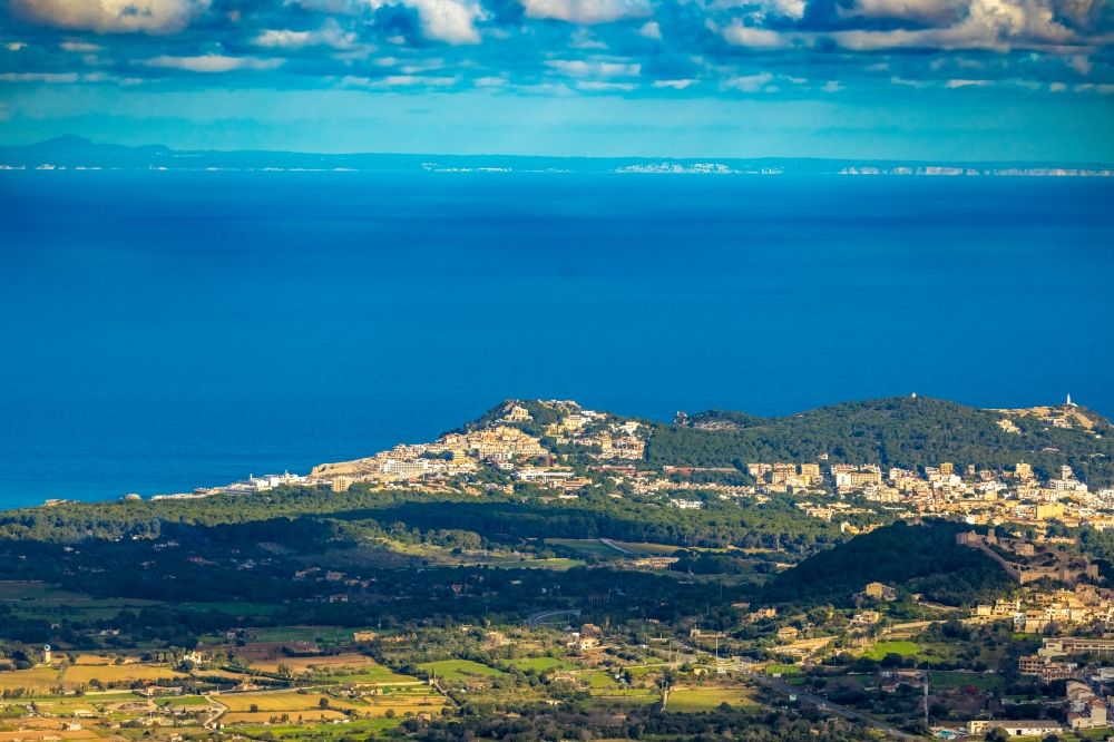 Luftbild Cala Lliteres - Meeres-Küste mit dem Strand von Cala de s' Àguila im Ortsteil Cala Agulla in Cala Lliteres in Balearische Insel Mallorca, Spanien