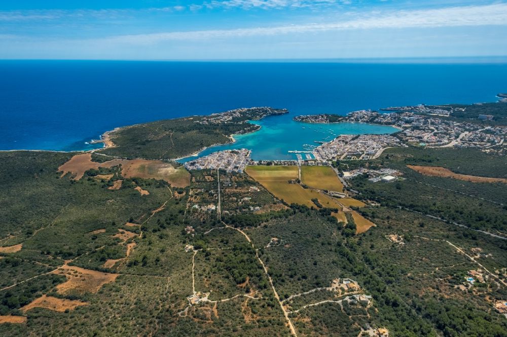 Portocolom von oben - Meeres-Küste mit Yachthafen in Portocolom in Balearische Insel Mallorca, Spanien