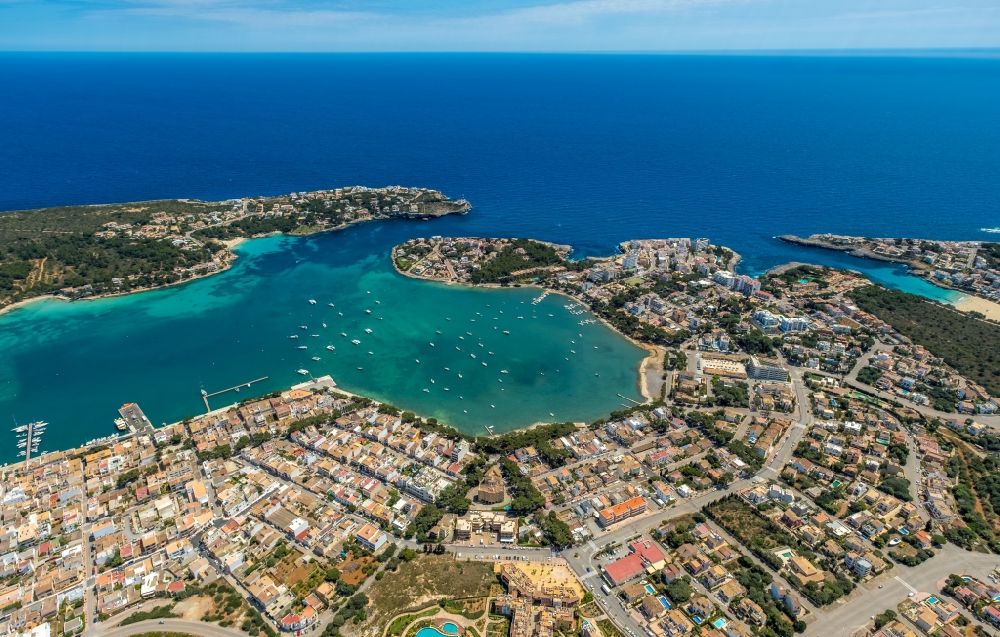 Portocolom aus der Vogelperspektive: Meeres-Küste mit Yachthafen in Portocolom in Balearische Insel Mallorca, Spanien