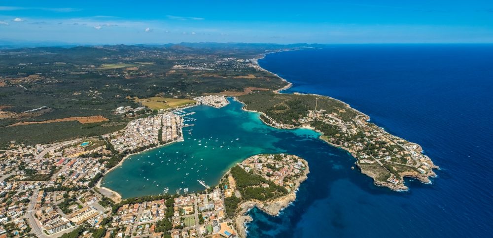 Luftbild Portocolom - Meeres-Küste mit Yachthafen in Portocolom in Balearische Insel Mallorca, Spanien