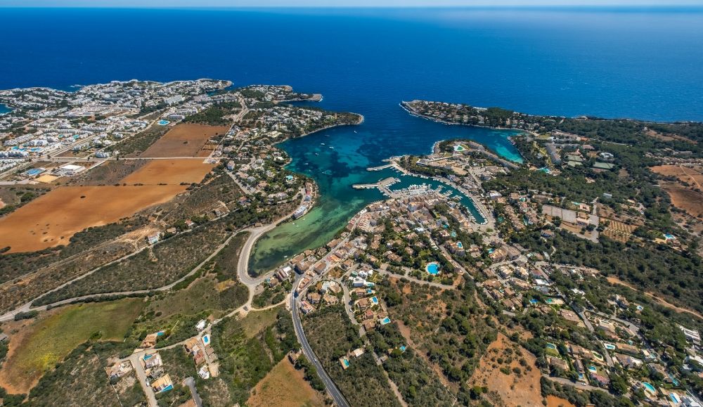 Portopetro aus der Vogelperspektive: Meeres-Küste mit Yachthafen in Portopetro in Balearische Insel Mallorca, Spanien
