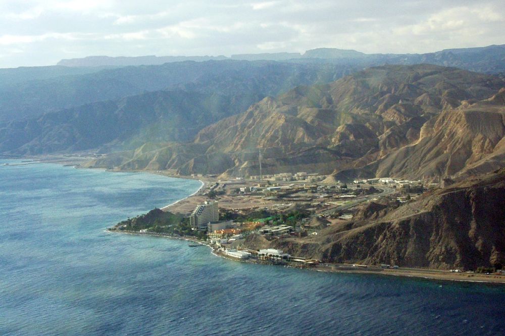 Taba von oben - Meeres- Küstenbereich und Siedlungsgebiet der Grenzstadt zu Israel am Golf von Akaba im Roten Meer in Taba in South Sinai Governorate, Ägypten