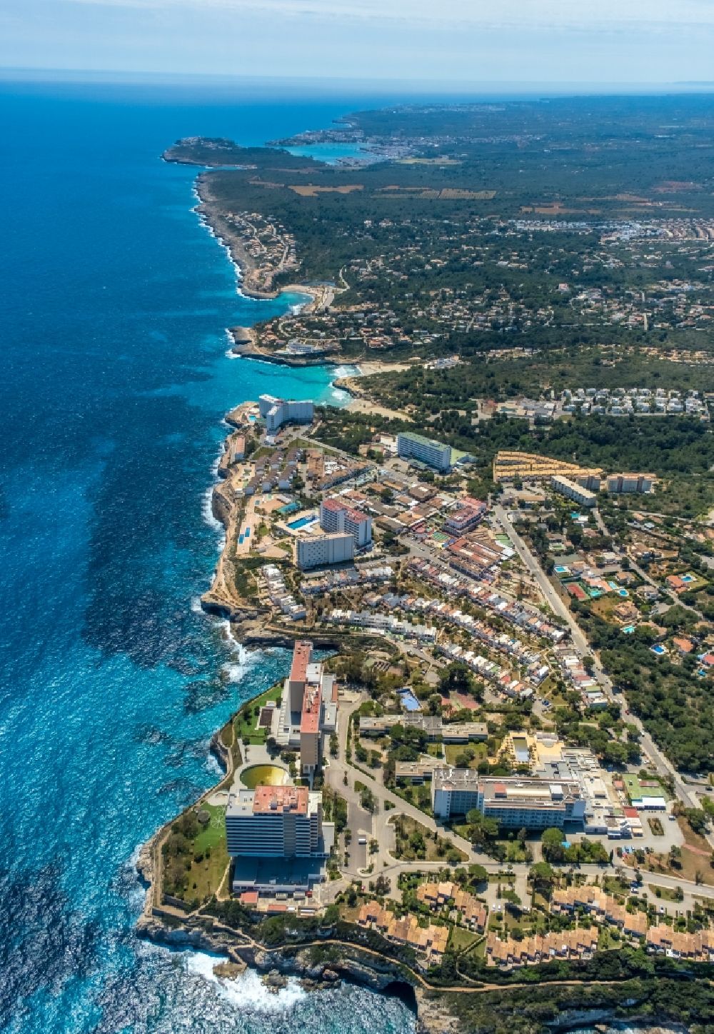 Luftaufnahme Cales de Mallorca - Meeres-Küste mit Blick auf das Alua Calas de Mallorca Resort in Cales de Mallorca auf der balearischen Mittelmeerinsel Mallorca, Spanien