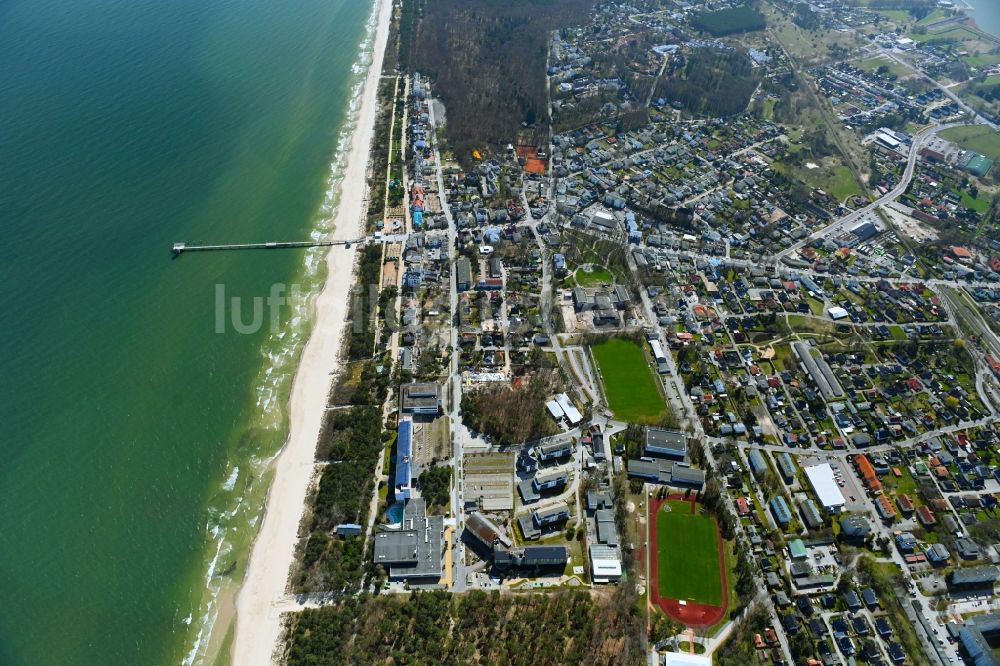 Luftbild Zinnowitz - Meeres-Küste mit Seebrücke in Zinnowitz im Bundesland Mecklenburg-Vorpommern, Deutschland