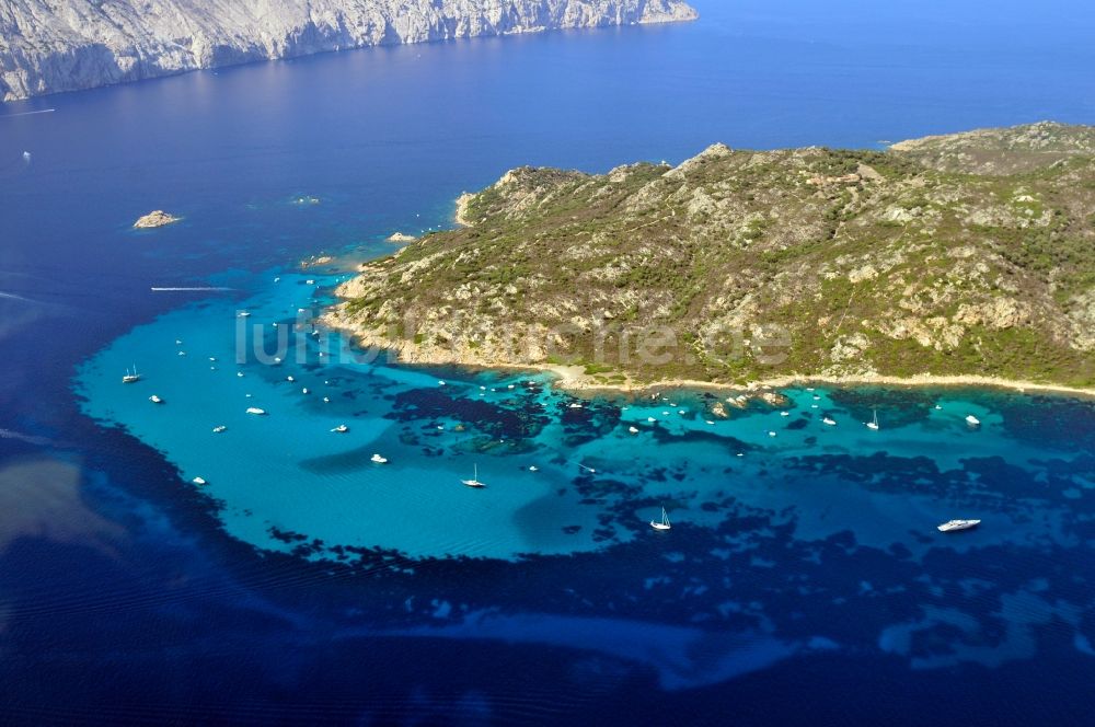 Molara aus der Vogelperspektive: Meerespark Tavolara Capo Coda Cavallo in der Provinz Gallura bei der italienischen Insel Sardinien