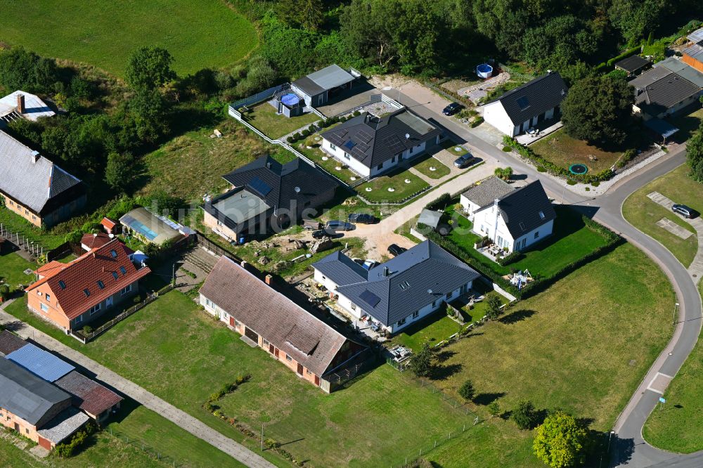 Kenz aus der Vogelperspektive: Mehr- und Einfamilienhäuser in Kenz im Bundesland Mecklenburg-Vorpommern, Deutschland
