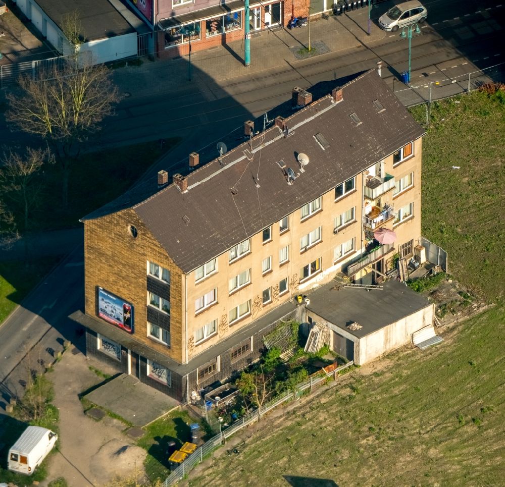 Luftaufnahme Duisburg - Mehrfamilienhaus an der Thomasstraße in Duisburg im Bundesland Nordrhein-Westfalen, Deutschland