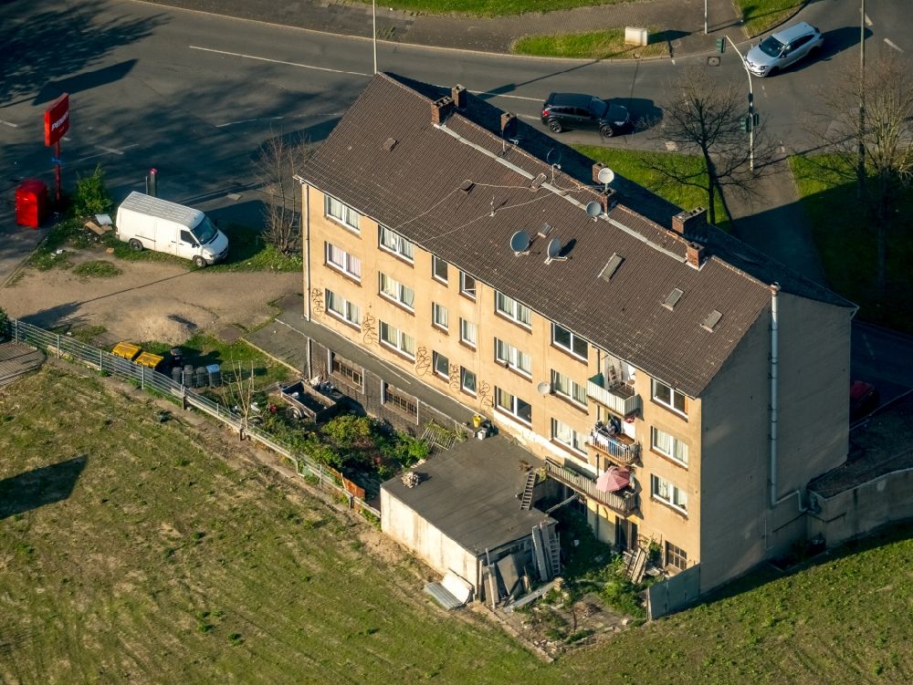 Duisburg von oben - Mehrfamilienhaus an der Thomasstraße in Duisburg im Bundesland Nordrhein-Westfalen, Deutschland