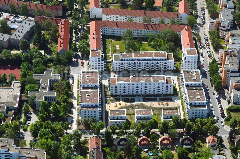 Berlin aus der Vogelperspektive: Mehrfamilienhaus-Wohnanlage Dessauerstraße - Retzowstraße im Ortsteil Lankwitz in Berlin, Deutschland