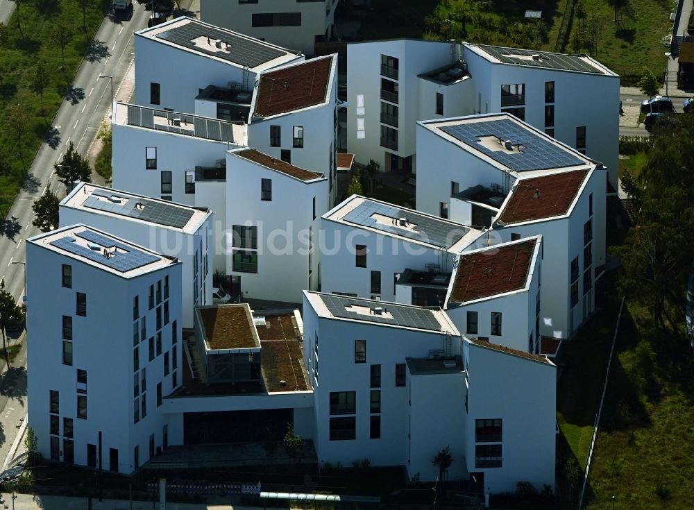 Berlin von oben - Mehrfamilienhaus-Wohnanlage „ Future Living Homes “ im Ortsteil Adlershof - Johannisthal in Berlin, Deutschland