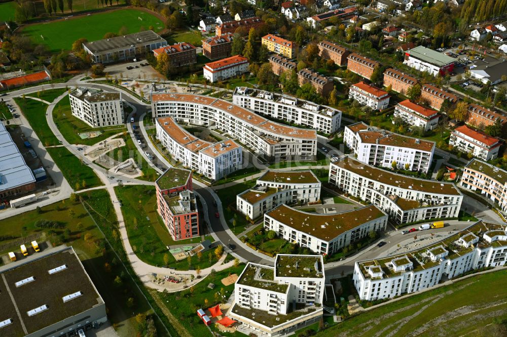 Luftaufnahme München - Mehrfamilienhaus-Wohnanlage Gleisharfe im Ortsteil Aubing-Lochhausen-Langwied in München im Bundesland Bayern, Deutschland