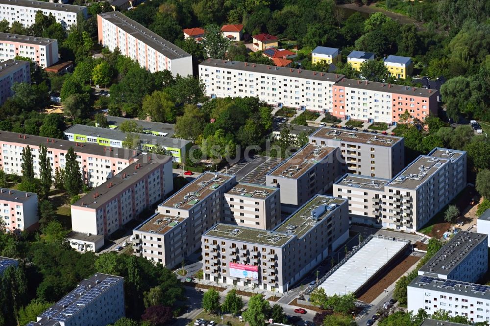 Luftaufnahme Berlin - Mehrfamilienhaus-Wohnanlage Lion-Feuchtwanger-Straße - Gadebuscher Straße in Berlin, Deutschland