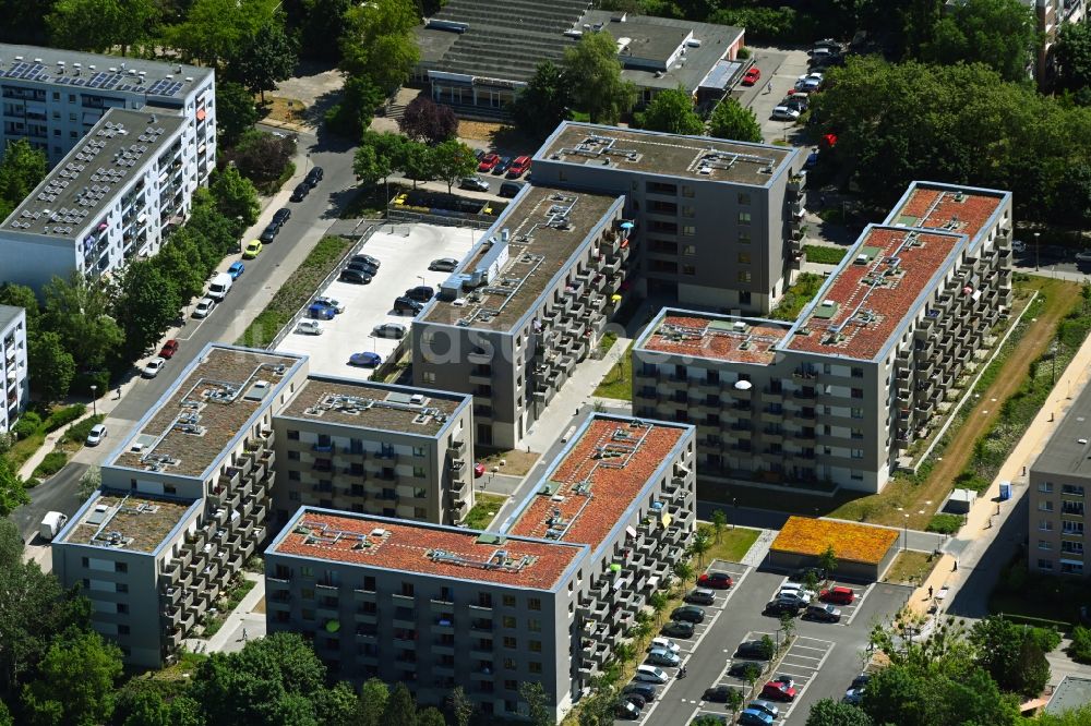 Berlin aus der Vogelperspektive: Mehrfamilienhaus-Wohnanlage Lion-Feuchtwanger-Straße - Gadebuscher Straße in Berlin, Deutschland