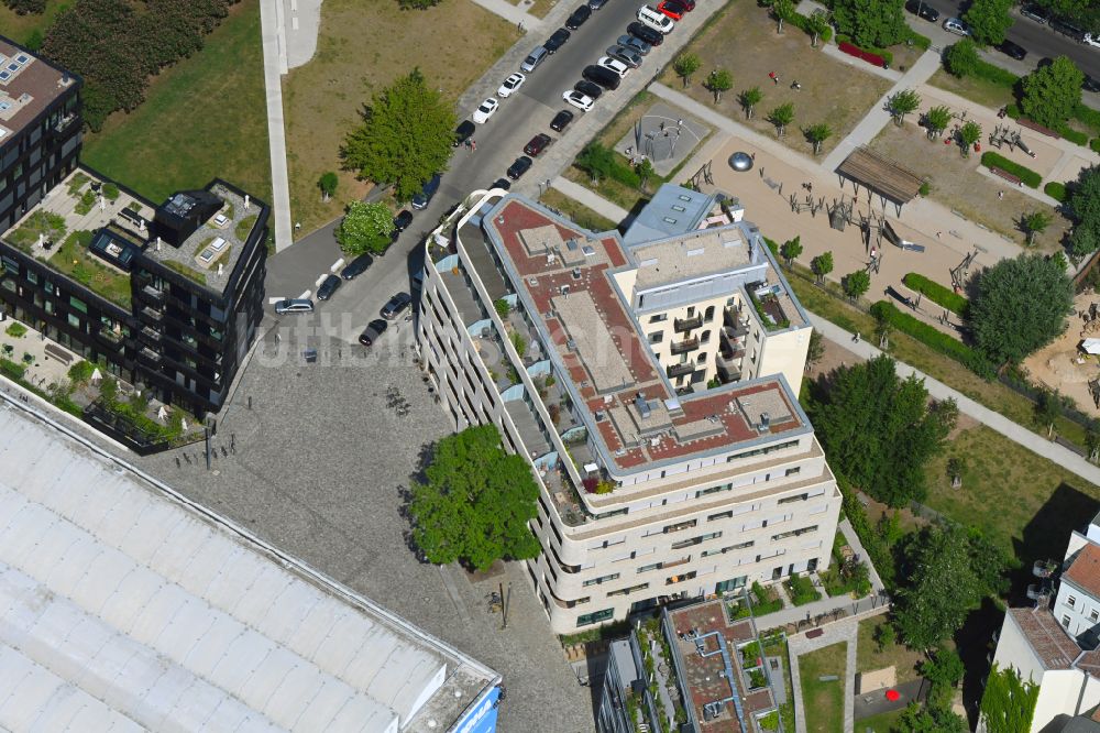 Luftaufnahme Berlin - Mehrfamilienhaus-Wohnanlage Neu House im Ortsteil Kreuzberg in Berlin, Deutschland
