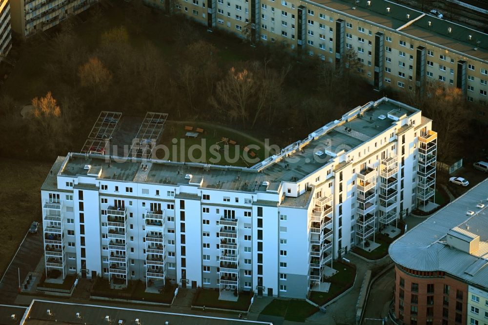 Luftaufnahme Berlin - Mehrfamilienhaus- Wohnanlage im Ortsteil Hellersdorf in Berlin, Deutschland