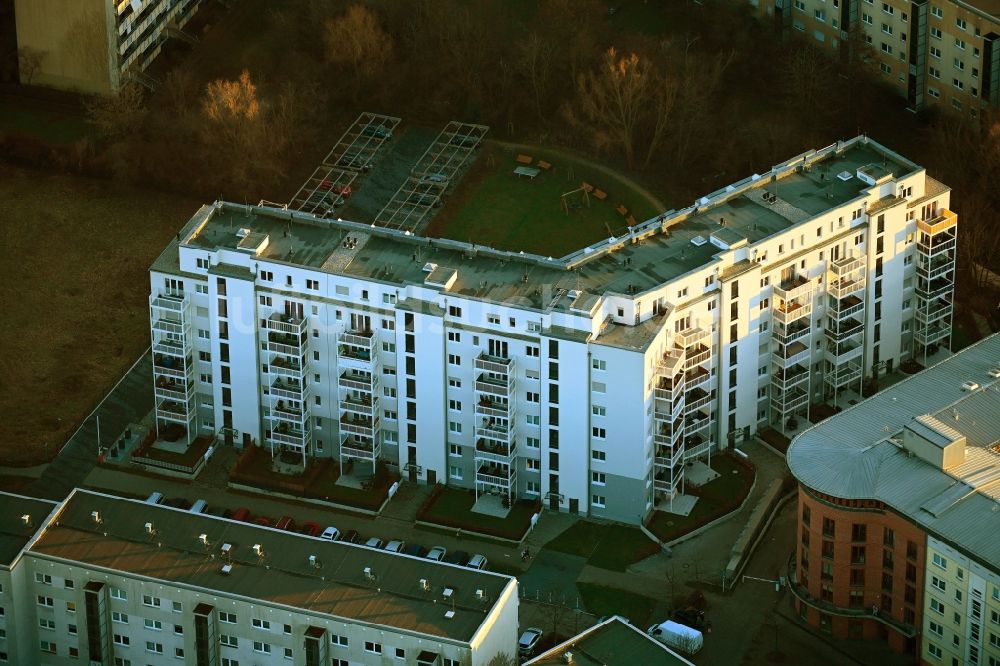 Berlin aus der Vogelperspektive: Mehrfamilienhaus- Wohnanlage im Ortsteil Hellersdorf in Berlin, Deutschland