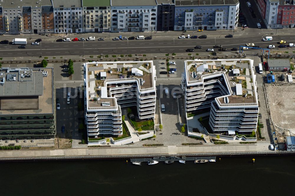 Luftaufnahme Berlin - Mehrfamilienhaus-Wohnanlage WAVE WATERSIDE LIVING BERLIN im Ortsteil Friedrichshain in Berlin, Deutschland