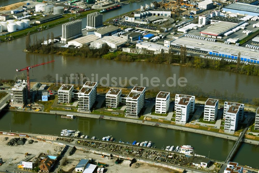 Luftaufnahme Offenbach am Main - Mehrfamilienhaus- Wohngebiet auf der Hafeninsel des Main in Offenbach am Main im Bundesland Hessen, Deutschland