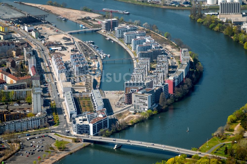 Offenbach am Main von oben - Mehrfamilienhaus- Wohngebiet auf der Hafeninsel des Main in Offenbach am Main im Bundesland Hessen, Deutschland